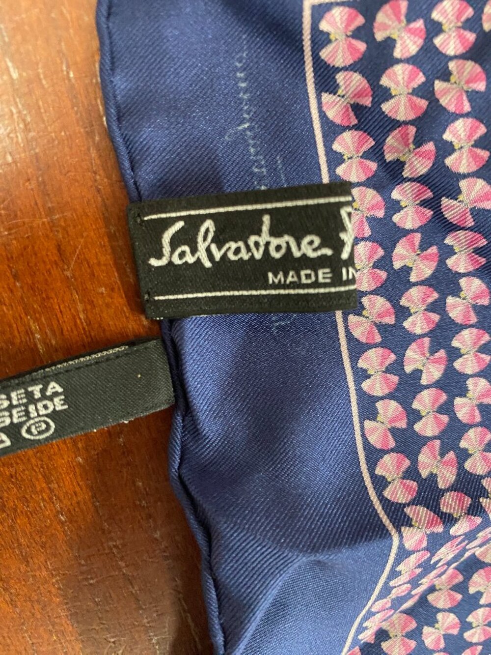 Salvatore Ferragamo 100% Silk - Pocket Square – – 16” x 16” - Picture 4 of 6